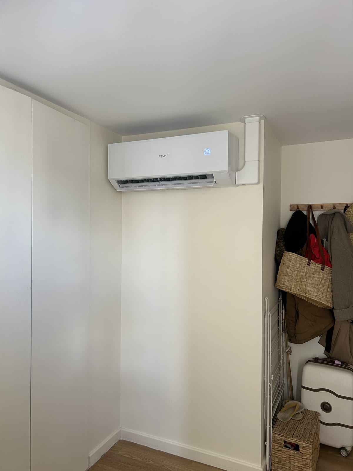 Unité intérieure de climatisation installée proprement dans un logement à Bordeaux